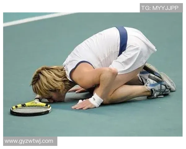 足球明星在比赛中遭遇暴力袭击引发球迷热议与媒体关注